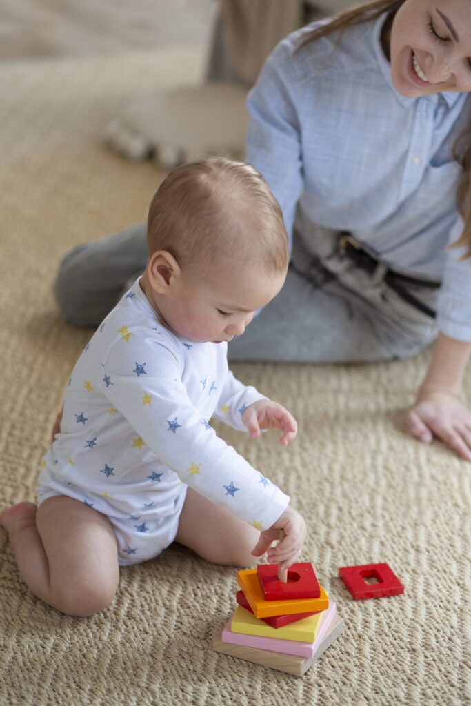 Bébé qui joue assis au sol
