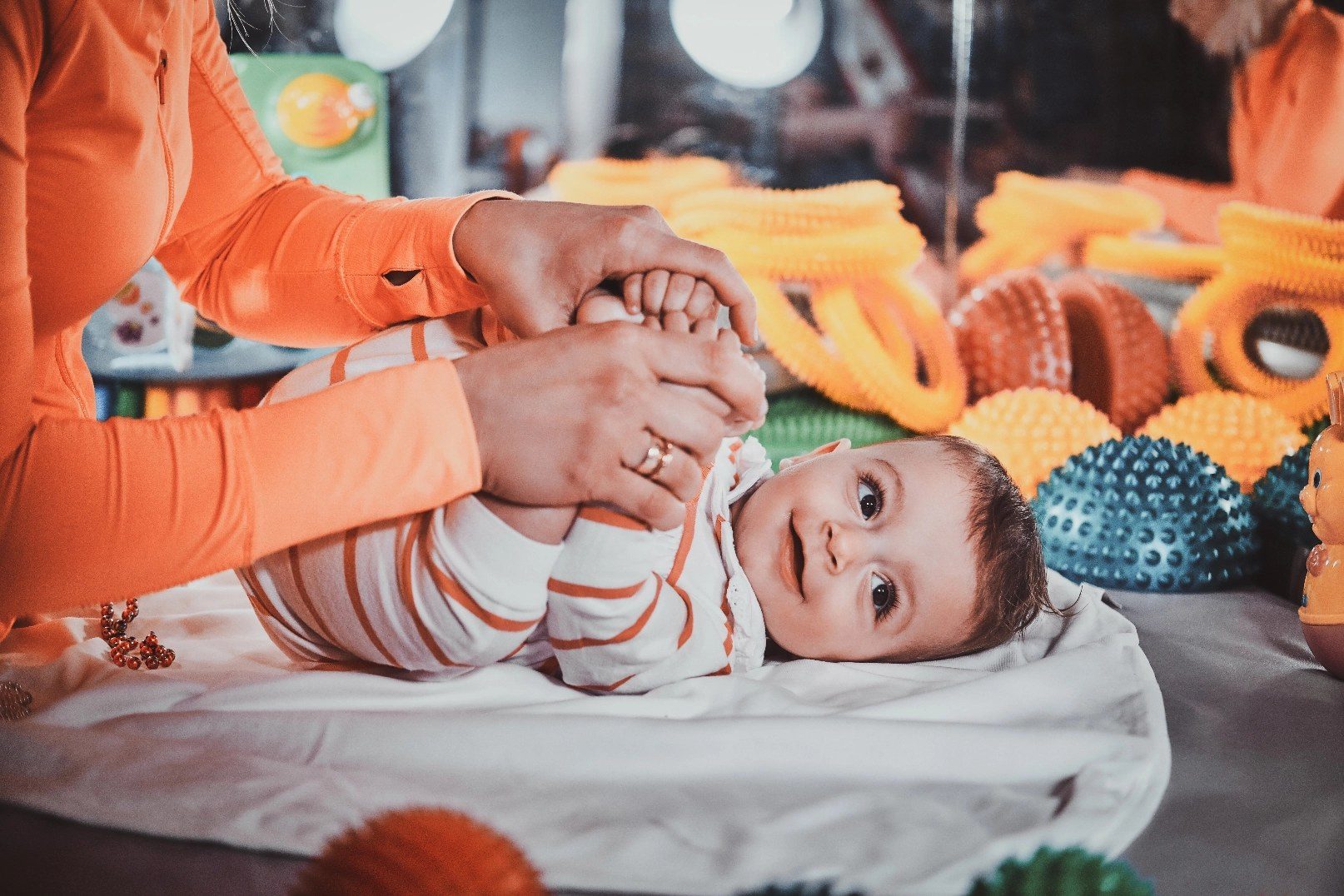Bébé souriant pendant une séance